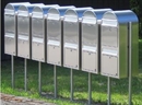BobiLink postkassestander monteret imellem postkasser.