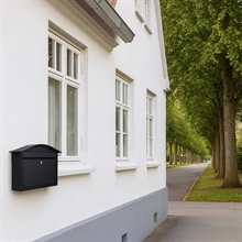 GLORI 948 Sort postkasse monteret på en klassisk villa.