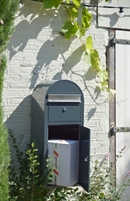 BobiCargo GRÅ pakkepostkasse - kan monteres på væg eller på stander.