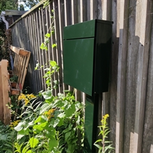 Prisbillig Kolonihavepostkasse "52" i smuk Racing Green lakering