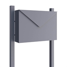 Grå design postkasse med kraftig postkassestander.