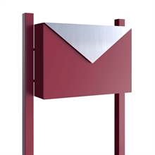 Rød design postkasse med brevklap i Rustfrit stål - KUVERT med rød stander