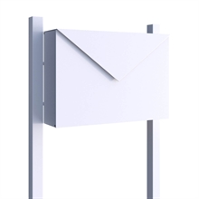 Hvid design postkasse med kraftig postkassestander.