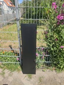 Montering af postkassestander i jorden.