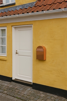 Baron kobberpostkasse monteret på mur i Skagen