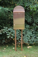 Baron-Mega kobberpostkasse monteret på en dobbelt kobberrørstander.