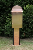 Baron-Mega kobberpostkasse monteret på en kobberpladestander.