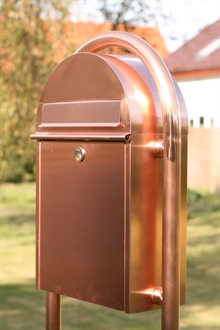 Baron kobberpostkasse på buestander
