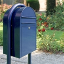 BobiClassic postkasse i blå lakering monteret på stander : RAL 5003
