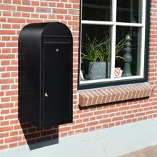 Sort pakkepostkasse til montering på mur.