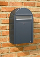 BobiClassic-S postkasse kan ogsåmonteres direkte på muren.