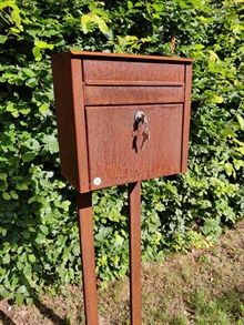 Klassisk postkasse i CORTEN stål - langtidsholdbar.