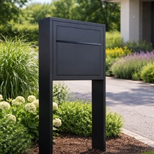 Sort ELEGANCE STANDARD postkasse med stander - med skjult lås - klassisk design
