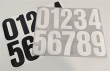 Selvklæbende husnummer med en højde på 10 cm. i enten sort eller hvid folio.