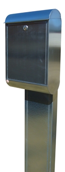 LUX zink postkasse monteret på en galvaniseret pladestander.