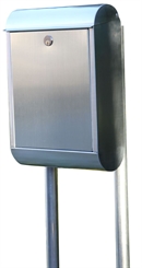 LUX zink postkasse monteret på en galvaniseret  dobbelt rørstander.