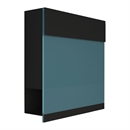 Sort designpostkasse med blåt acrylglas i lågen.