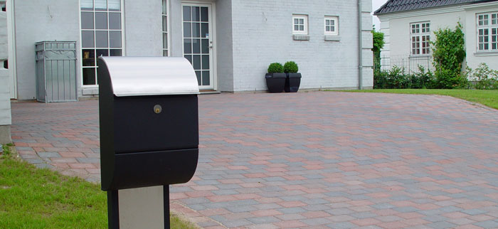Postkasse i Allux 3000 i sortlakeret stål med rustfri stål klap inkl. rukolås