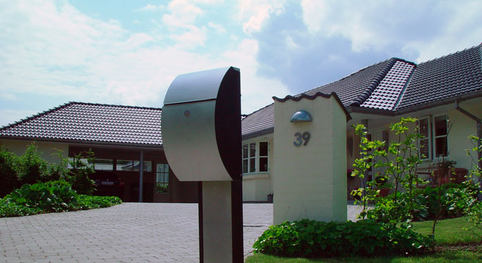 Postkasse Allux 7000 i sort/rustfrit stål inkl. rukolås