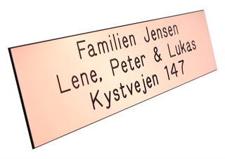 Smukt navneskilt i kobber lignedne materiale med indgravering.