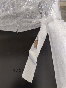 Nøgle til postkasser er pakket sammen i malertapen ved pakken med brevindkastet.