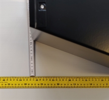 Mål på spring ved postkasse-sliske skubbet helt sammen : 33,5 cm. udvending mål.