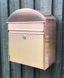 Uniq Quatro kobber postkasse set fra siden.