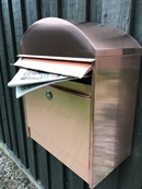 Miljø foto af Uniq Quatro kobber postkasse.