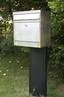 Royal Quatro zink postkasse monteret på en sort pladestander.