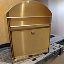 UNIQ QUATRO messing postkasse.