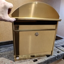 Detalje af brevindkast på UNIQ QUATRO messing postkasse